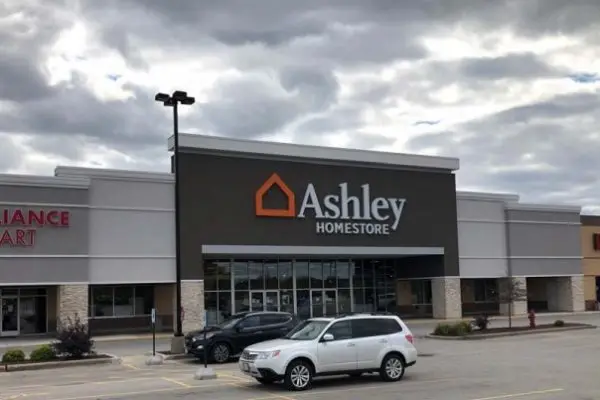Pewaukee Plaza (view 11) - commercial property managed by MarQi Co.