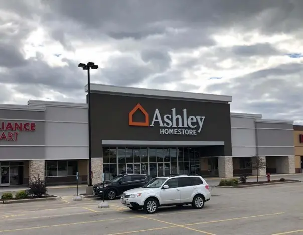 Pewaukee Plaza (view 11) - commercial property managed by MarQi Co.